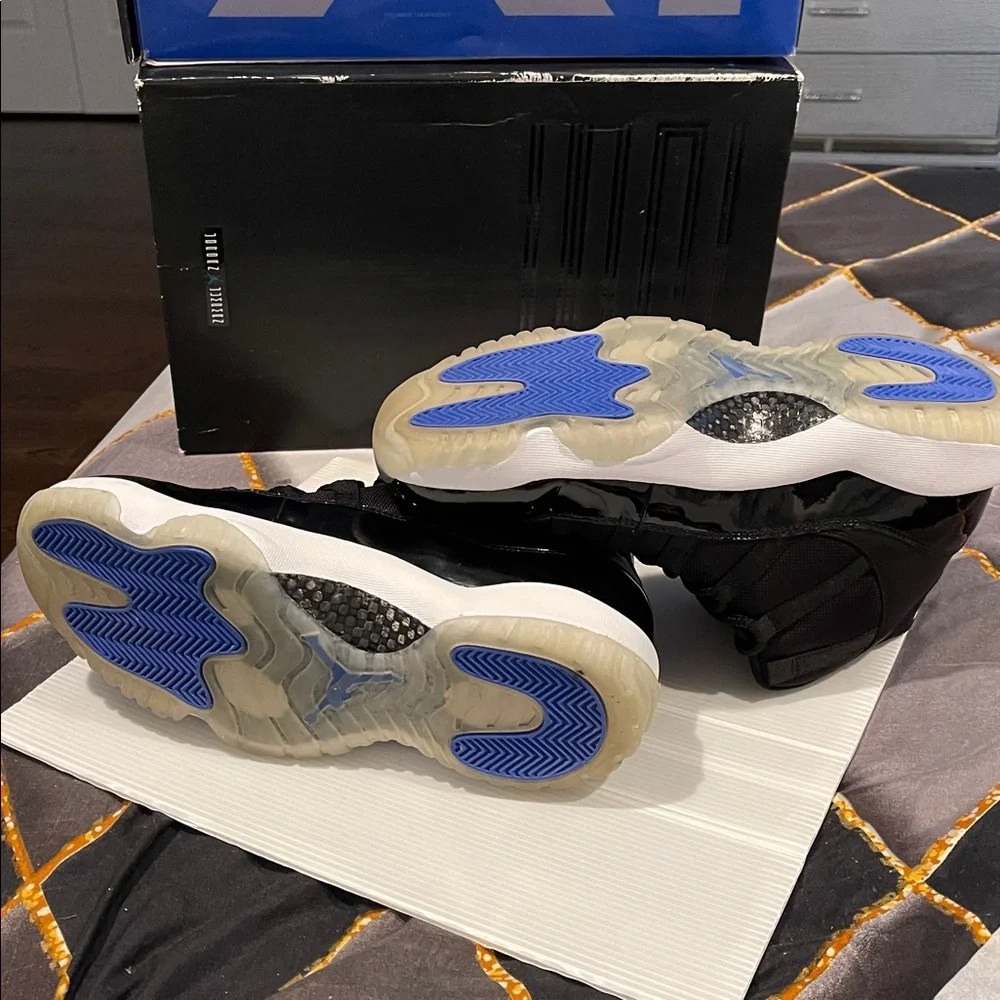 Men Air Jordon 11 Retro. Black white varsity blue. Worn in a photo shoot box’ - Picture 6 of 11